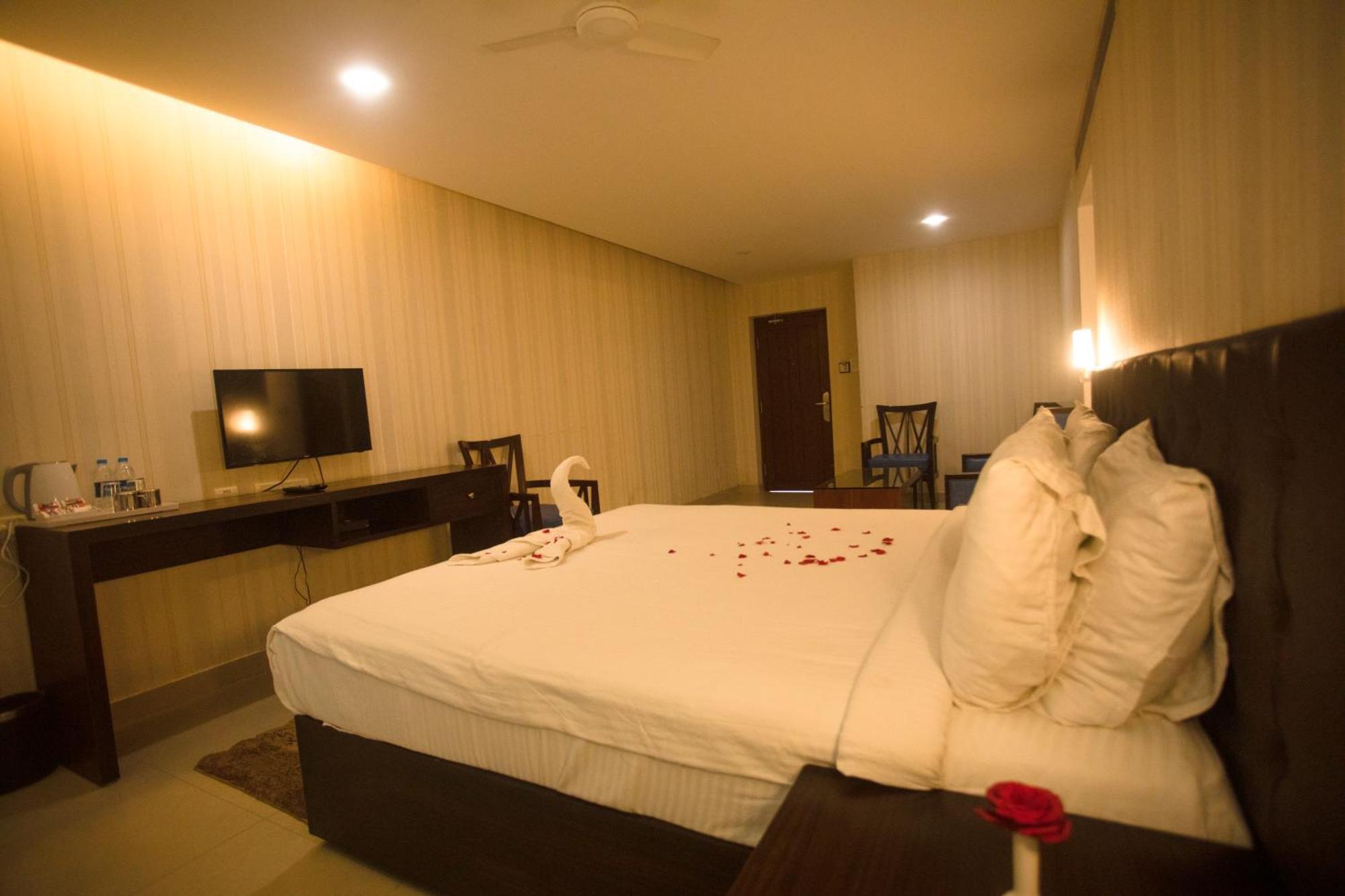 Saaral Resorts & Hotels Pvt Ltd Kuttalam  Exterior photo