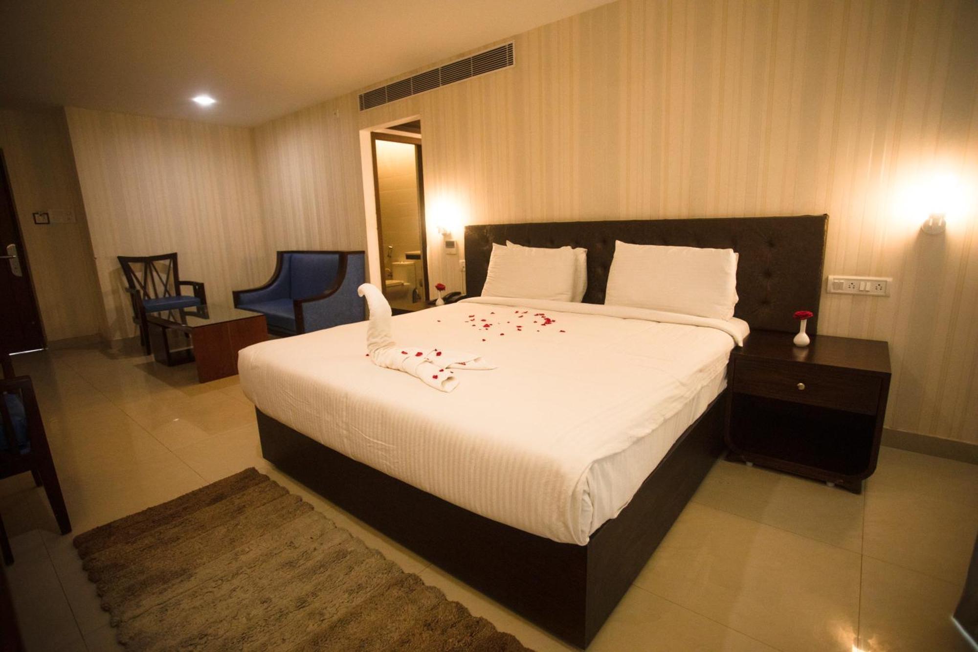Saaral Resorts & Hotels Pvt Ltd Kuttalam  Exterior photo