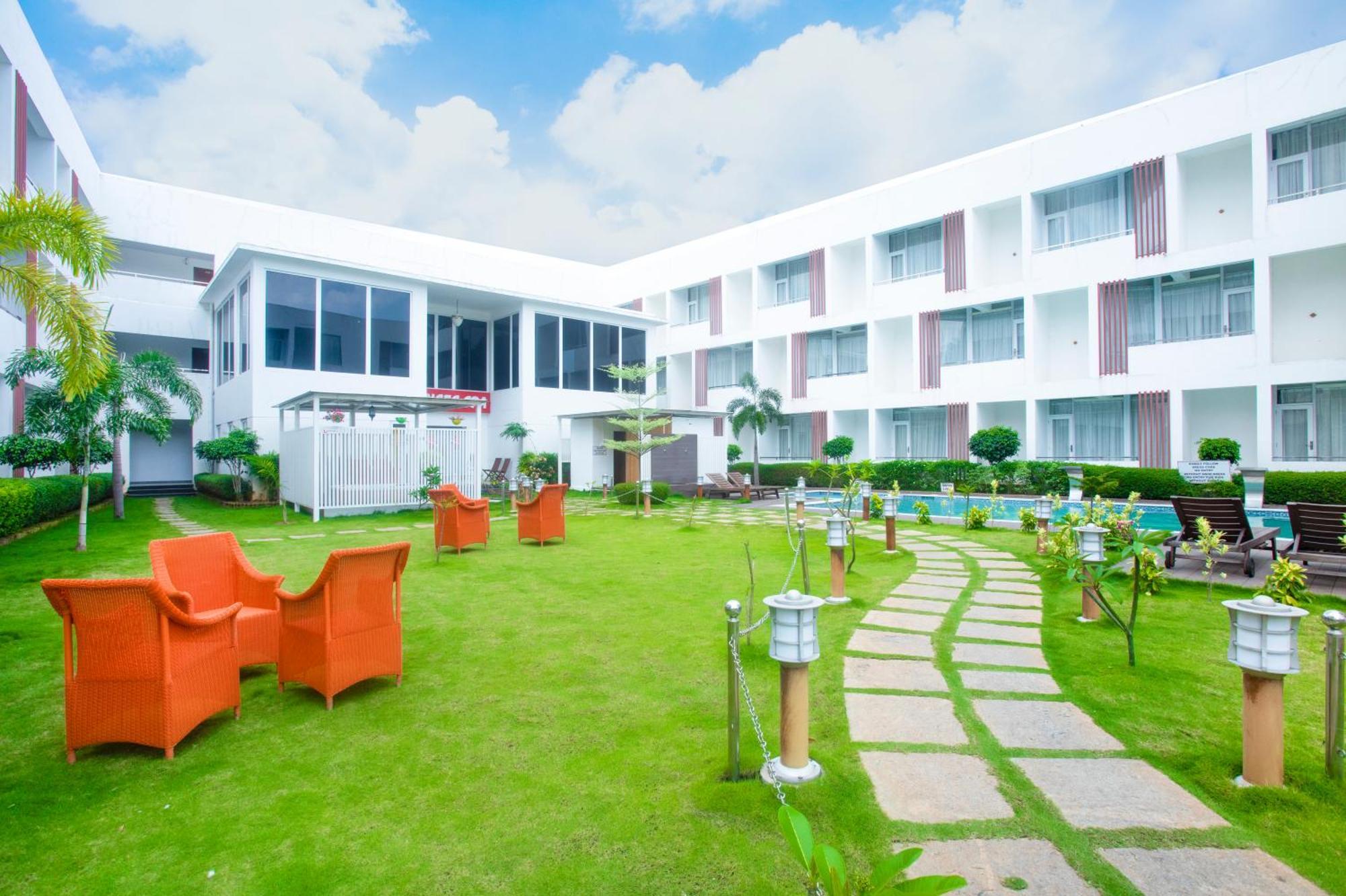 Saaral Resorts & Hotels Pvt Ltd Kuttalam  Exterior photo